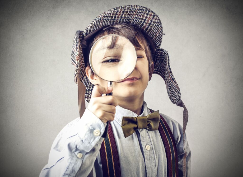 Een jonge detective met een vergrootglas op zoek naar aanwijzingen, symbool voor de grondige analyse van overheidsopdrachten.